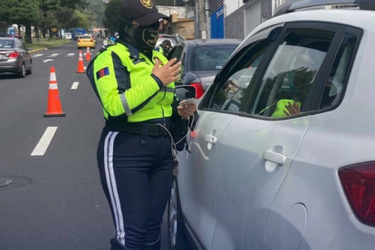 Foto representantiva del trabajo de los agentes civiles de tránsito en Quito.