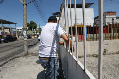 Atarazana. . Los moradores de esta ciudadela tratan de resguardarse de los robos con rejas.