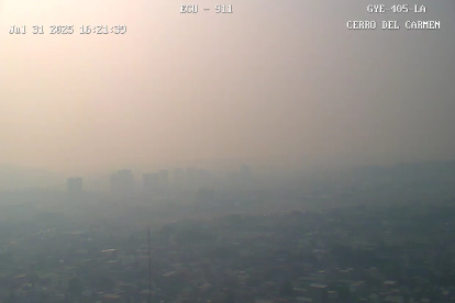 Una densa neblina cubre parte de río Guayas, la tarde del jueves 31 de julio.