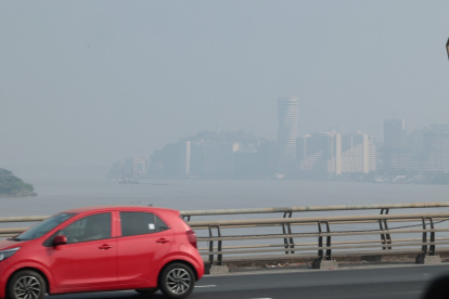 Una capa de niebla cubre el centro y norte de Guayaquil, la tarde de este jueves 31 de julio.