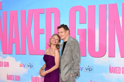 Liam Neeson y Pamela Anderson posando juntos en el estreno de su nueva película
