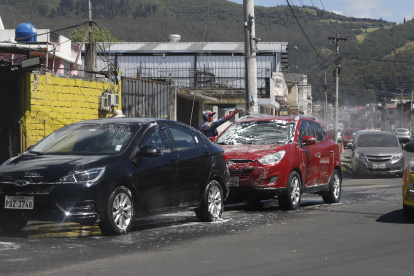 En la calle. Al menos 35 lavadoras de autos encontró EXPRESO en un recorrido por la Ajaví y Santa Rita, al sur de Quito. La mayoría son pequeñas y están en la calle.