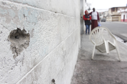 Los orificios quedaron en las paredes tras los impactos de las balas.