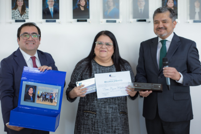 Ali Lozada (derecha) despide a Teresa Nuques, como jueza de la Corte Constitucional.