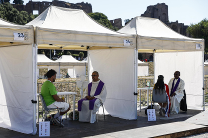 Jóvenes se confiesan durante el Día de la Penitencia por el Jubileo de la Juventud en el Circo Máximo en Roma, Italia, este viernes 1 de agosto de 2025.