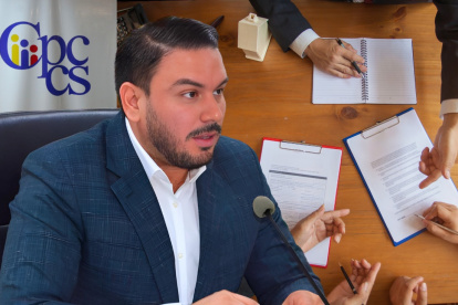 Andrés Fantoni, titular del del Consejo de Participación Ciudadana y Control Social, responde a los miembros de la veeduría ciudadana para la elección del nuevo fiscal del Estado.