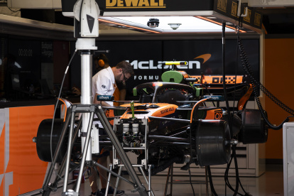 Norris alistando su McLaren, previo a una de las pruebas de este fin de semana en Hungría.