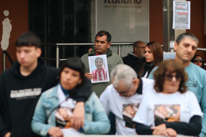 Familiares de víctimas mortales por el uso de fentanilo asisten a una manifestación frente al Hospital Italiano, en La Plata (Argentina).