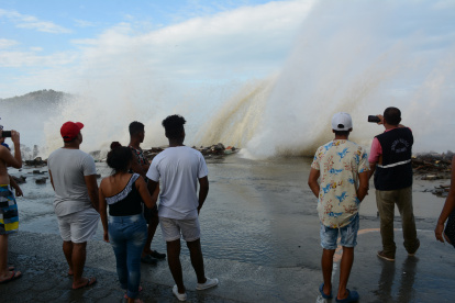 En la provincia verde de Esmeraldas en las playas de Sua y Same sufren el golpe de los aguajes y la desaparición de un joven de 21 años. Quito, 22 de Diciembre de 2018 Agencia (ag - expreso ag - extra) AGUAJES EN SUA Y SAME.