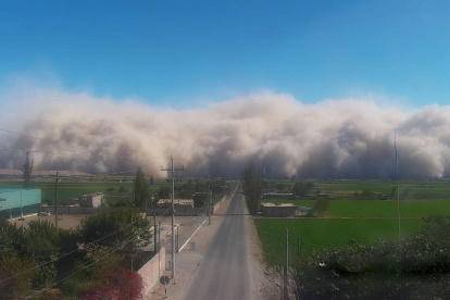 Fotografía que muestra el levantamiento de polvo por fuertes vientos este jueves 31 de julio de 2025, en Arequipa (Perú).