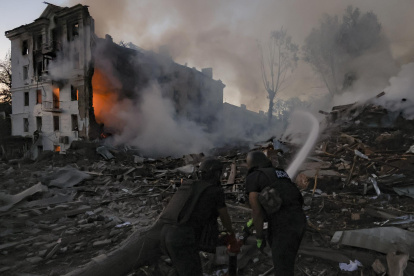 Trabajadores el 31 de julio de 2025, en el lugar de un ataque ruso a un edificio residencial de cinco pisos en Kramatorsk