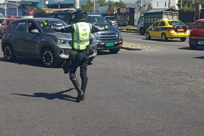 Imagen de referencia. Los uniformados de la AMT acudieron a controlar el tránsito, ante el fallo en los semáforos por el apagón.