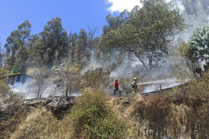 Una persona trató de quemar desechos y causó un incendio forestal en Guangopolo, valle de Los Chillos.