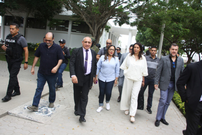 Las autoridades del gobierno a su llegada a Santa Elena