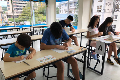 Fotografía de estudiantes en el instituto transnacional Kumon en Ciudad de México (México).