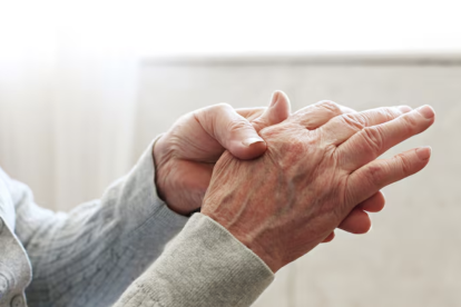 Representación digital de la molécula IGFL2, clave en la amplificación de la inflamación en pacientes con artritis reumatoide.