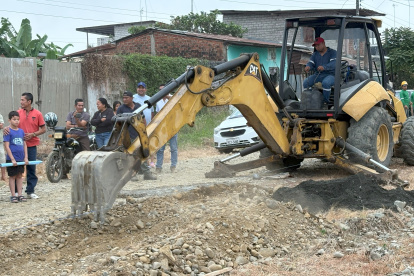 La maquinaria alistó el terreno para las obras, anheladas por la comunidad desde hace más de cuatro décadas en este barrio de Babahoyo.