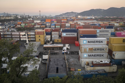 Una vista aérea de contenedores de carga en el puerto de Santos (Brasil).