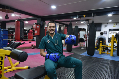 Pasiones. Un guante de box y el estetoscopio resumen los amores de Cristóbal.