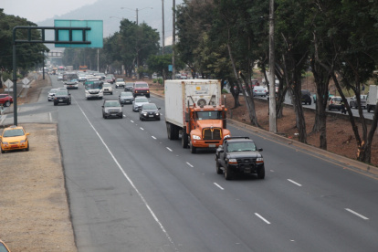 Transporte. A diario, decenas de tráileres que llegan o van hacia Posorja transitan por la vía a la costa, en el oeste de Guayaquil.