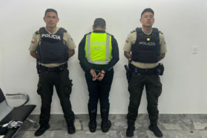 Detienen a hombre que fingía ser agente de tránsito en el norte de Quito. Había sido destituido de la AMT