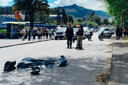 Intento de robo tras retiro bancario termina con un delincuente abatido en Quito. A los exteriores del centro comercial llegó Medicina Legal.