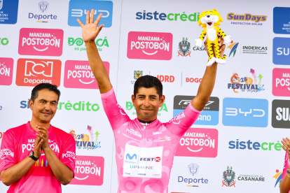 Pablo Caicedo en lo alto del podio con el premio destacado de la Vuelta a Colombia.