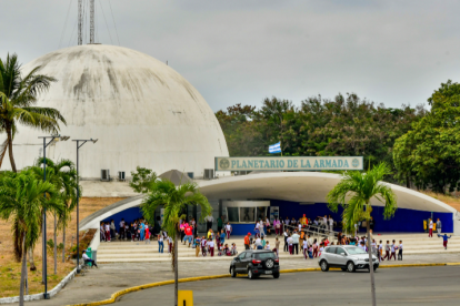 Escenario. Cientos de menores de edad llegan hasta el Planetario de la Armada, ubicado al sur de Guayaquil.