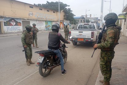 Operativo militar en vía principal de Playas.