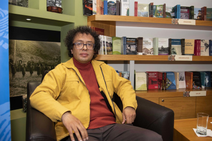 Wladimir Chávez es docente universitario y escritor. Actualmente está radicado en Noruega.