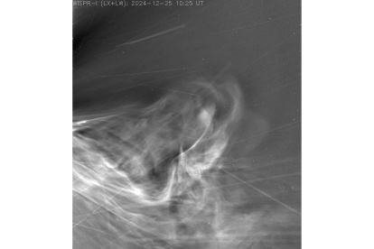 Real. Fotografía muestra el viento solar saliendo de la atmósfera exterior del Sol, la corona.