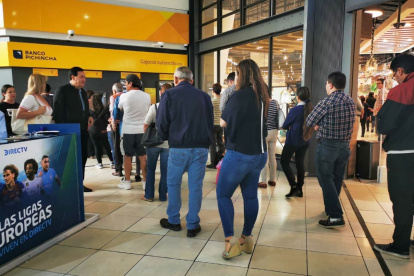 Personas hacen filas en una agencia del Banco Pichincha.