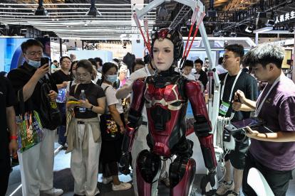 Un robot humanoide de Digit es transportado para una exhibición durante la Conferencia Mundial de Inteligencia Artificial (WAIC).