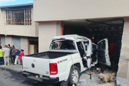 Una camioneta se impactó contra el muro de una vivienda en el sector de San Bartolo, sur de Quito.
