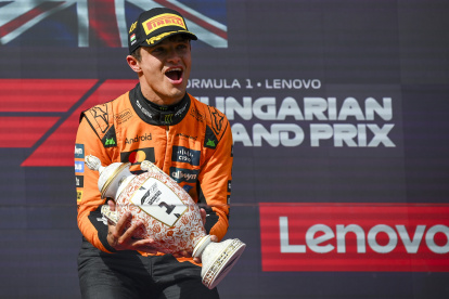 Lando Norris celebró eufórico en el podio de Hungría con una victoria imponente.