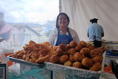 Dulces como los tradicionales pristiños con miel se ofrecieron en la Feria de los Dulces en el Museo de la Ciudad .