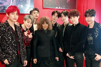 Esta foto subida por Kim Taehyung, más conocido por su nombre artístico V, a su cuenta de Instagram, está acompañada por una frase de Janet Jackson que dice: “Si mi hermano viviera, los amaría tal como son, tal como yo los amo”.