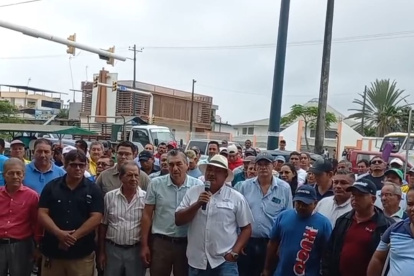 Un grupo de arroceros se reunieron el domingo 3 de agosto de 2025 en Babahoyo.