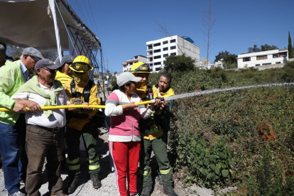 Bomberos de Quito refuerzan prevención de incendios con gabinetes comunitarios.