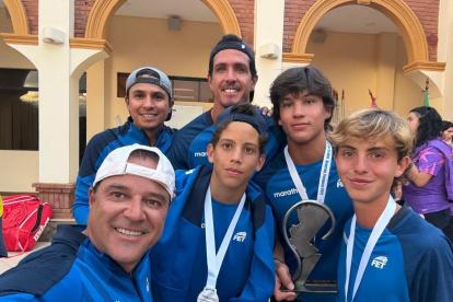 El equipo de varones junto a su entrenador y delegado en Luque, Paraguay.