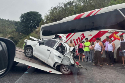 El doctor Iglesias conducía un vehículo tipo automóvil que se vio involucrado en un percance vial con un bus de la cooperativa Reina del Camino.