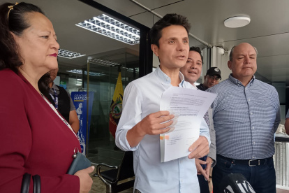 Wilson Merino entrega al CNE la propuesta ciudadana para fortalecer la seguridad local.