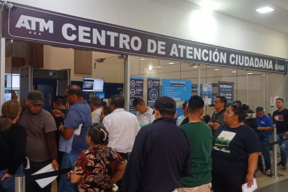 En el Centro de Atención Ciudadana, de la ATM, se observó a varios usuarios intentando realizar sus trámites.