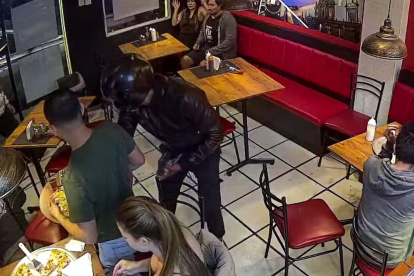 Delincuentes disfrazados de repartidores ingresaron a un local de pizzas para asaltar a los clientes.