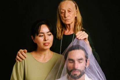 Los 3 personajes principales de la obra de teatro, Aura, del director Eduardo Muñoa