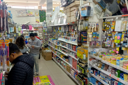 Las librerías se abastecen de lo necesario para el inicio del año lectivo.