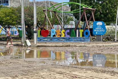 Una vía afectada por las lluvias en el barrio Pescaíto, en Santa Marta (Colombia).
