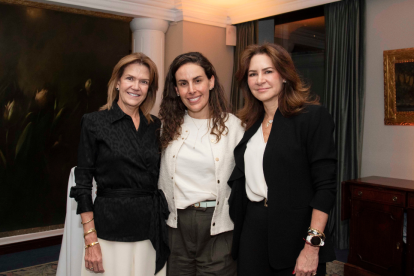 Alexandra Stewart y Nur Cristiani junto a su anfitriona, Priscilla Falconi Avellán.