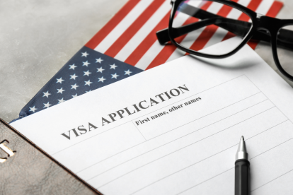 Estados Unidos implementará un programa piloto que exigirá depósitos de hasta USD 15.000 a ciertos solicitantes de visas B-1 y B-2, como garantía de cumplimiento migratorio.