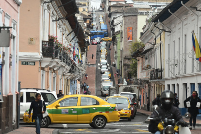 La medida vial aplica para autos y motos. El transporte público está exento de la restricción, al igual que los vehículos eléctricos.